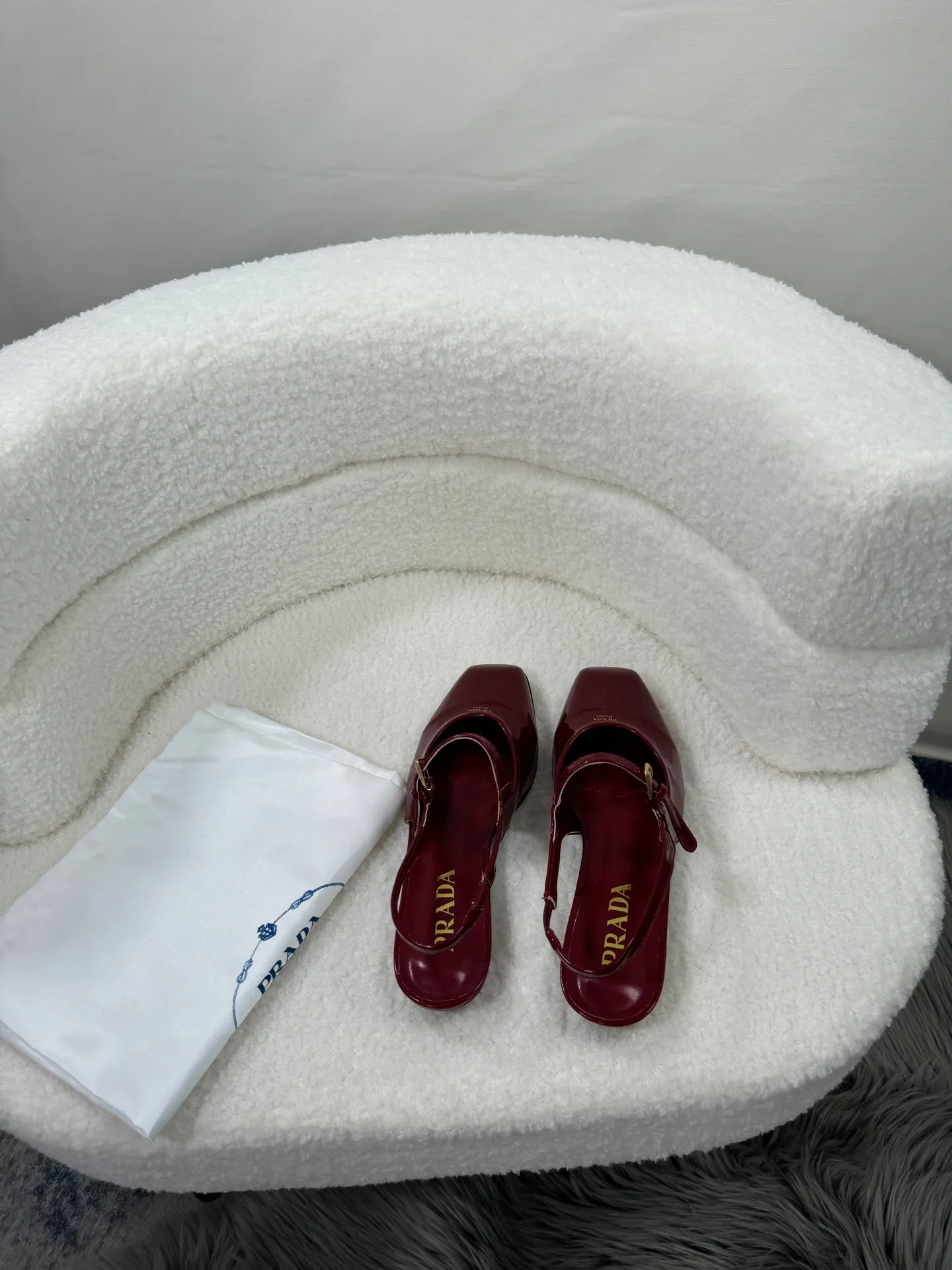 👟👟Ex-factory price 460👟👟Prada top version 🌸2025 launches Prada back-slip shoes, a must-have item for women 🆚😍😍😍——————😍😍😍🆚 💥PRADA's early spring T-stage catwalk show is the same style as "Dreams Never Sleep". Prada can use it on important occasions. The fresh style has a bit of nobility and is perfect on the feet. 💃💃 Wear this shoe with it. It is elegant and crystal clear, regardless of various accessories. The materials are all exclusively customized one-to-one and must be zero-distance from the original. The entire series is full of exciting and unexpected combinations of elements. The expression of different materials and textures of fabrics has a strong artistic flavor, allowing you to appreciate the ever-changing style of Prada girls. Bulling Bulling’s classic + candy color 🍬 paired with a creative letter logo! An eye-catching design! So feminine! Wear it and you will be the most beautiful girl in this gai! 😍😍😍 1⃣ Upper: imported patent leather cowhide 2⃣ Lining: imported mixed sheepskin 3⃣ Outsole: Italian genuine leather outsole 4⃣ Size: 35-40 (41 can be customized)